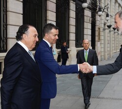 Su Majestad el Rey recibe el saludo del ministro de Industria, Coemrcio y Turismo en funciones, Héctor Gómez